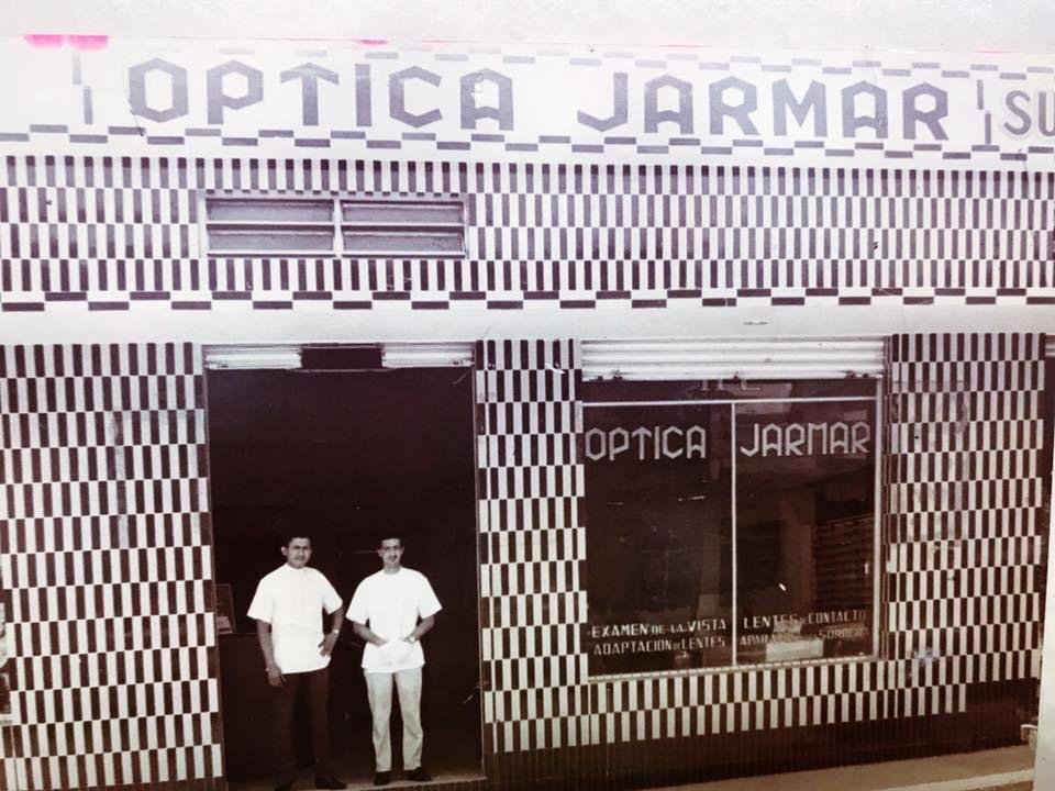 Fachada de la primera Óptica Jarmar en Tuxtla Gutiérrez, 1966